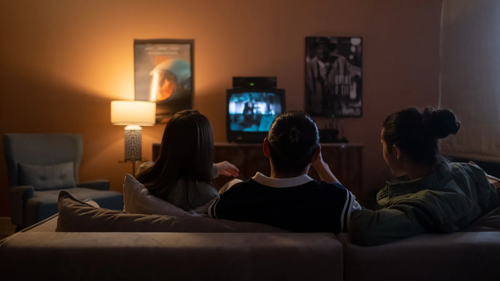 Familien samlet foran tv-en en varm kveld