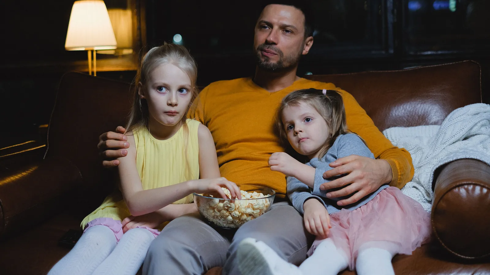 Familien koser seg foran tv-en om kvelden