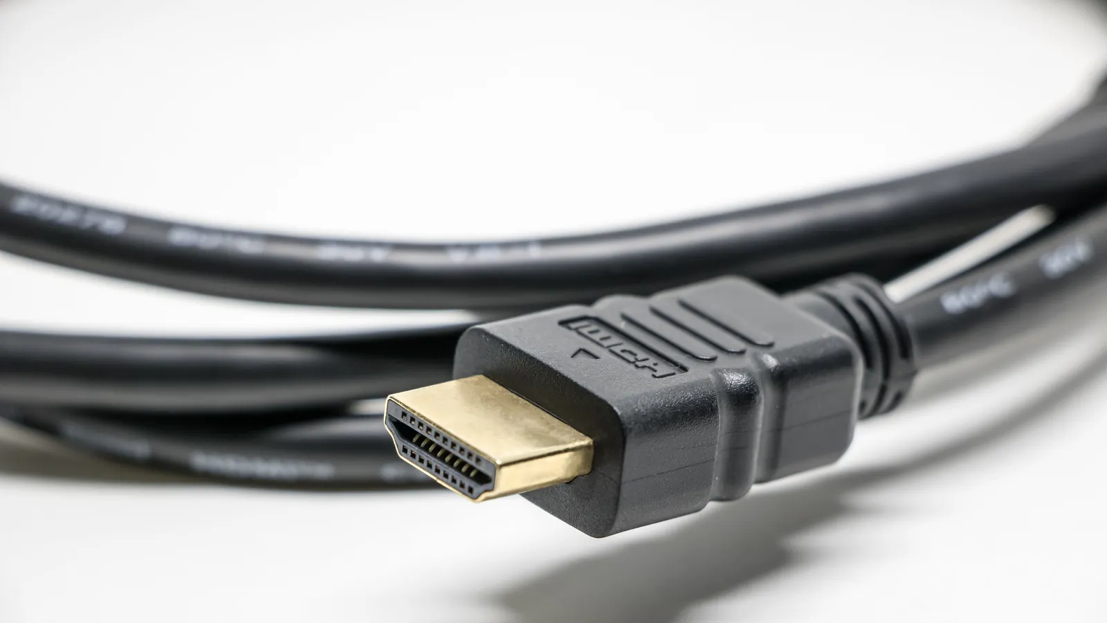 Nærbilde av HDMI-kabel og kontakt