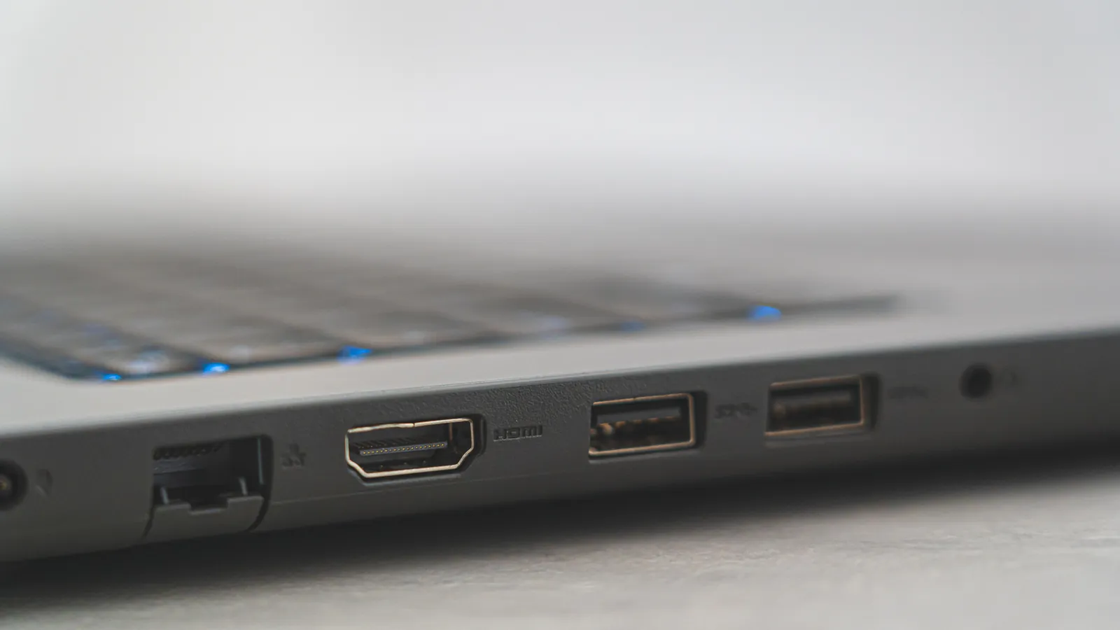 HDMI-utgangen på siden av en laptop