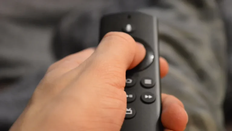 Siri Remote i hånden, klar for iptv på Apple TV
