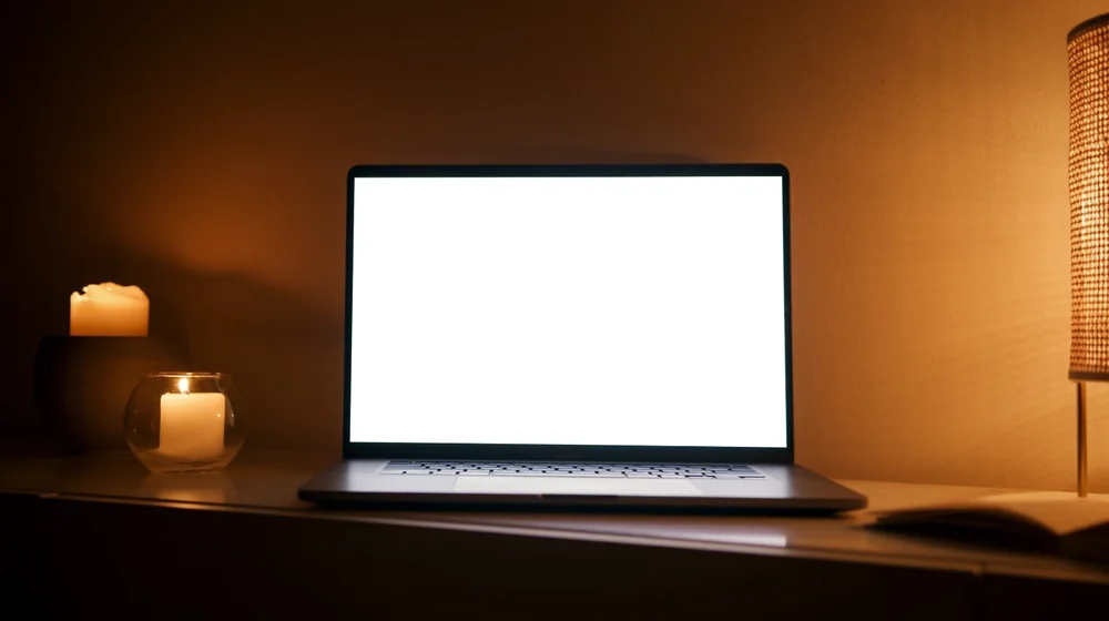 Laptop med blank skjerm i et lunt kveldsrom klar for strømming med nordic iptv