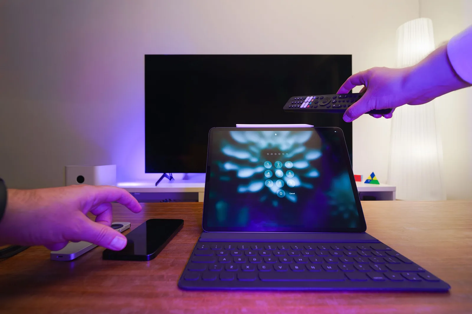 Mobil og fjernkontroll foran smart tv klar for oppsett