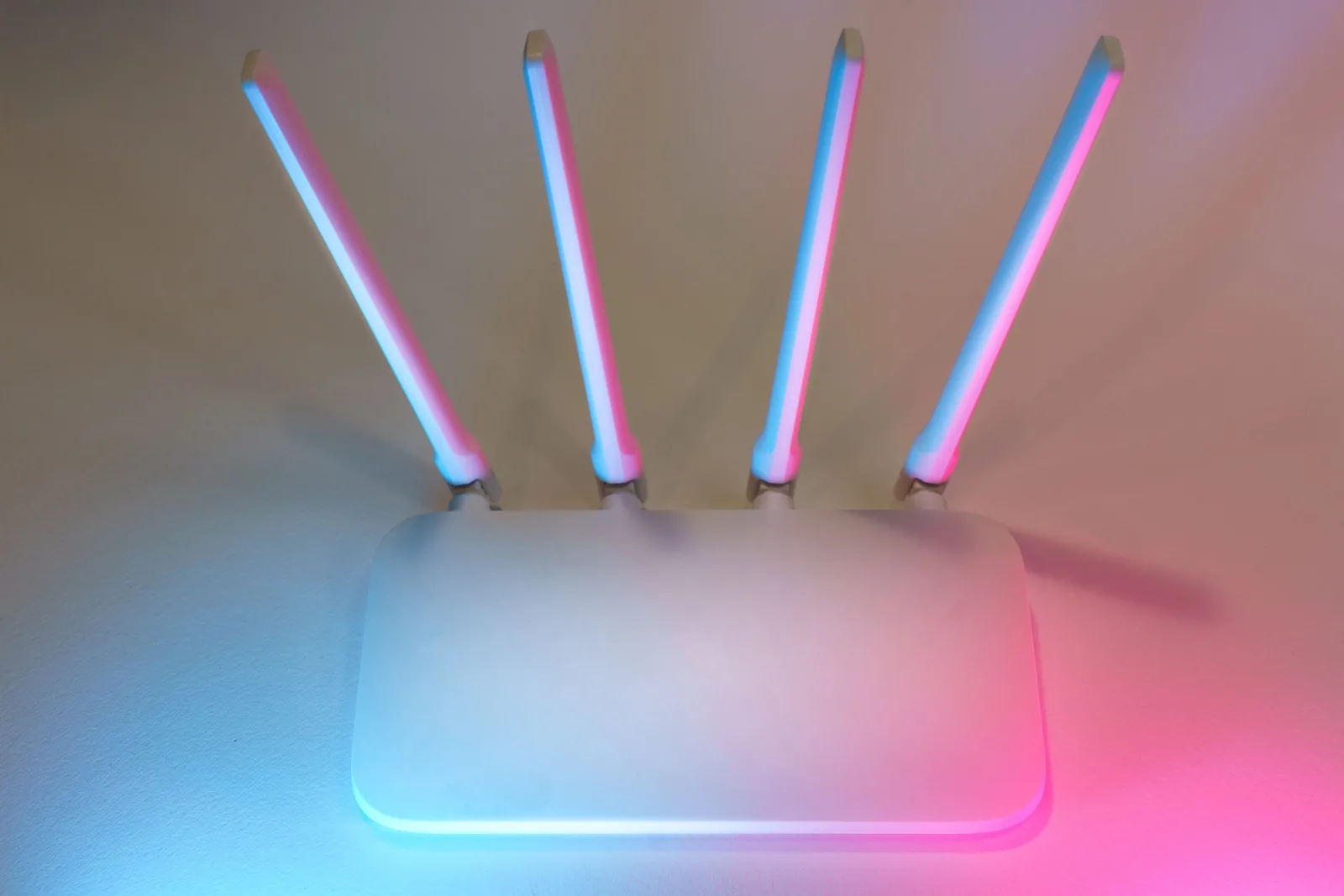 Moderne wifi ruter med neonbelyste antenner for stabil strømming