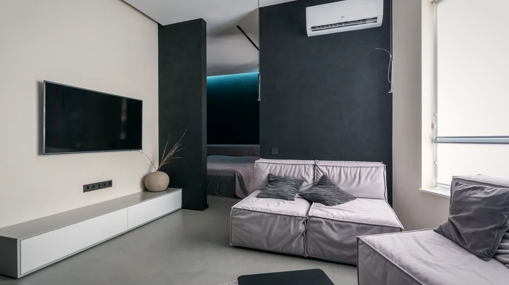 Moderne stue med stor veggmontert TV og kveldsstemning klar for nordic iptv