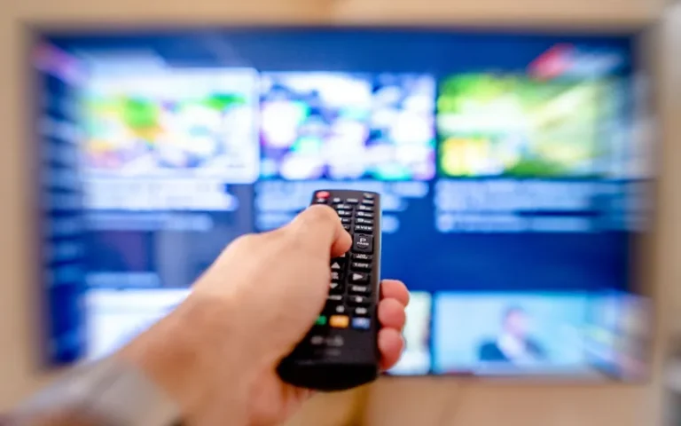 norsk iptv vist på smart-tv i en stue