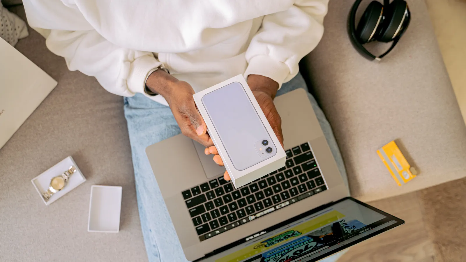 Pakker ut en ny enhet ved laptopen