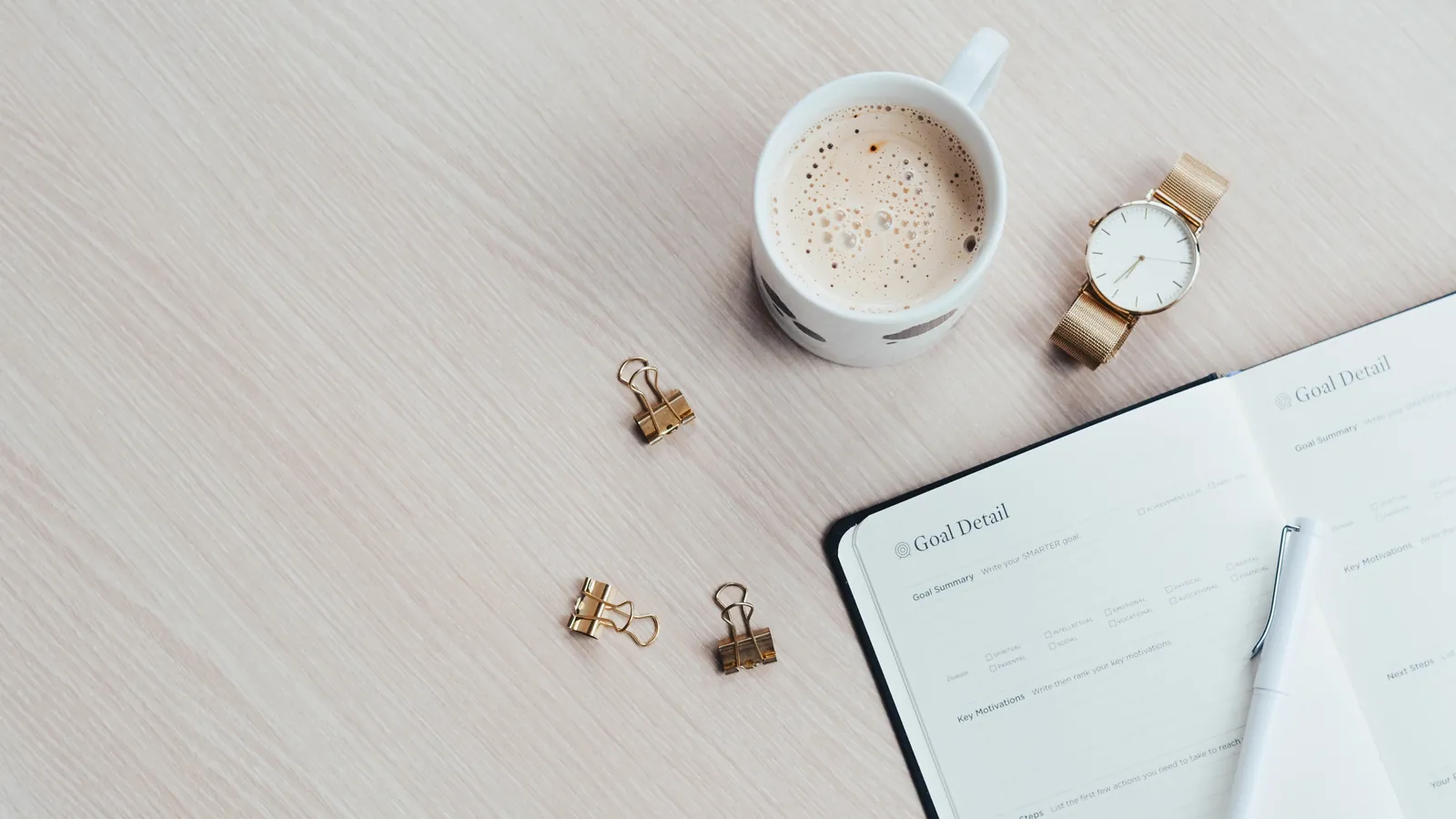 Planlegging med kaffe og notatbok