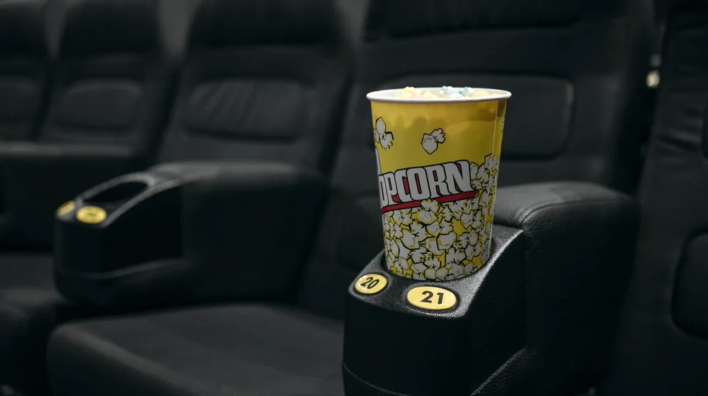 Filmkveld med popcorn foran TV-en, klar til å velge iptv abonnement til fast pris