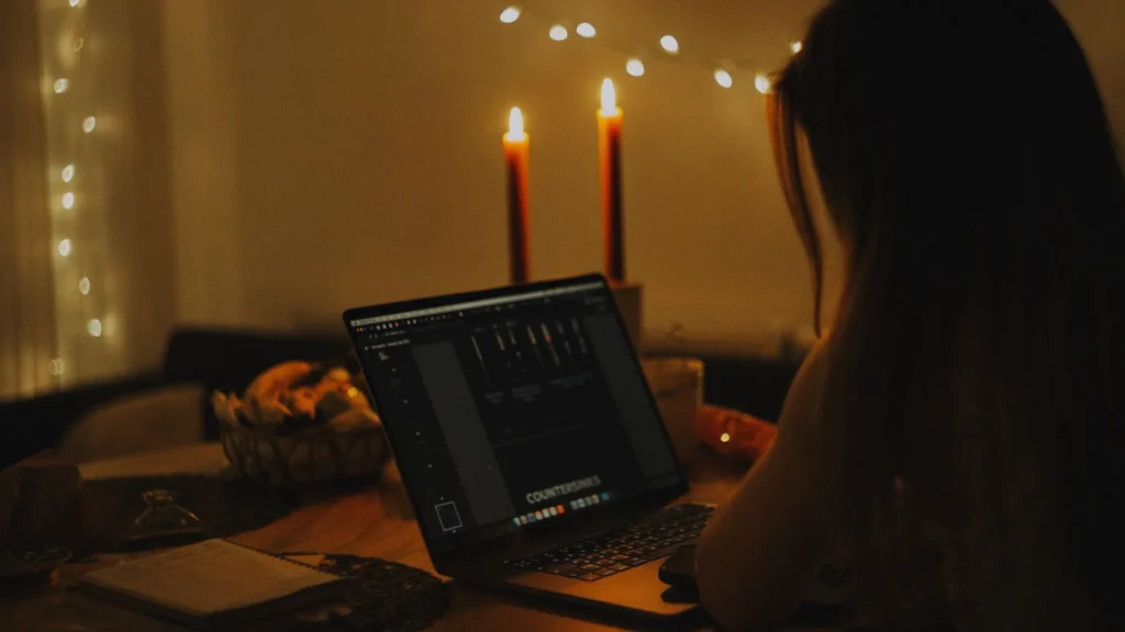 Sammenligner iptv-leverandører på laptop en kveld