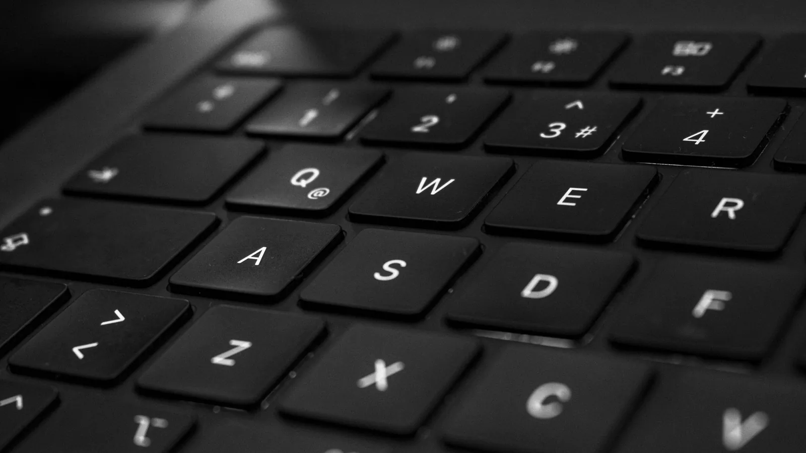 Fingre på tastaturet ved innlogging