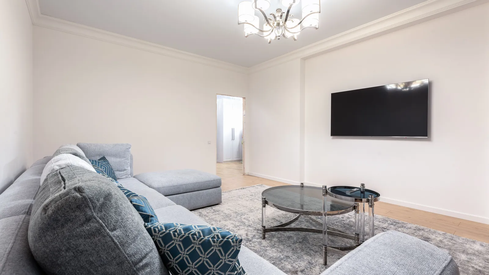 Veggmontert smart-tv i lys stue